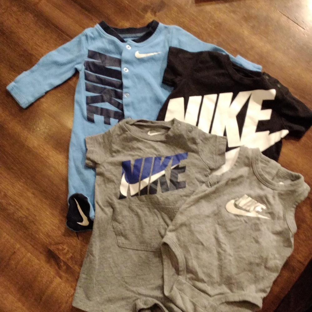 4 Pc Nike Onesie Bundle 3-6 mo - Picture 8 of 9